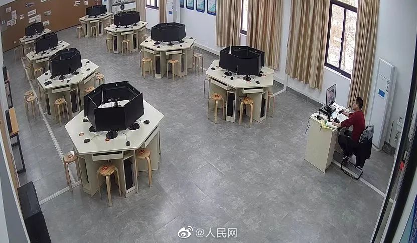 教室でたった一人で授業(yè)する大學教員たちに稱賛の聲