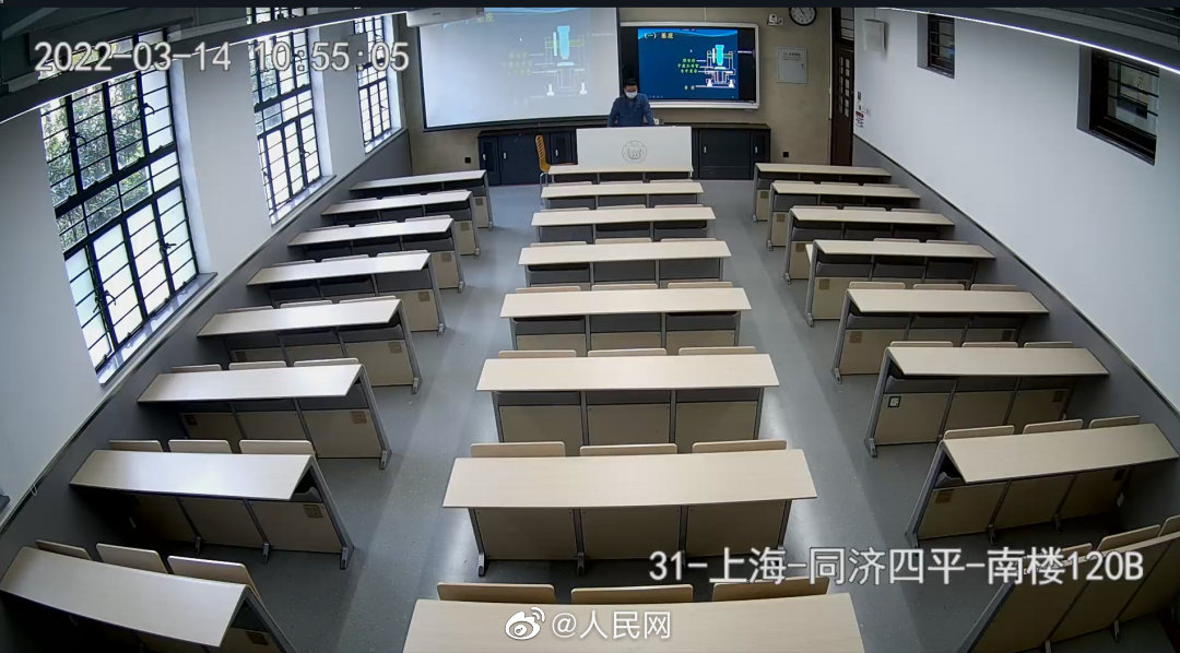 教室でたった一人で授業(yè)する大學(xué)教員たちに稱(chēng)賛の聲