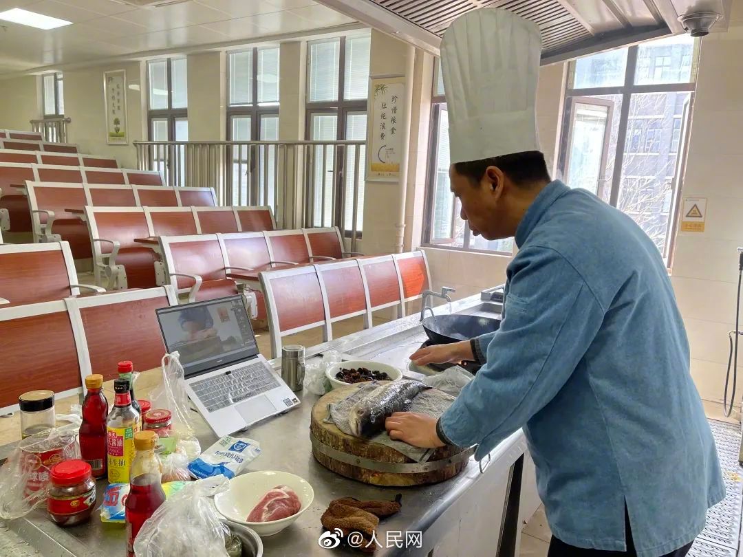 教室でたった一人で授業(yè)する大學(xué)教員たちに稱賛の聲