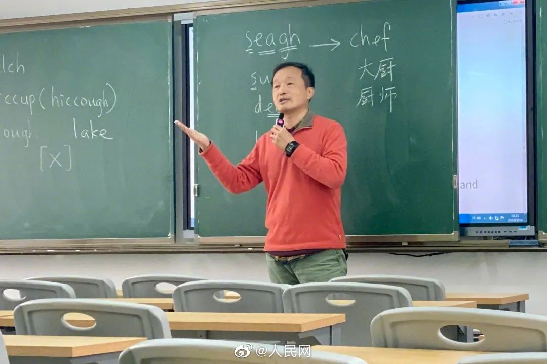 教室でたった一人で授業(yè)する大學(xué)教員たちに稱賛の聲
