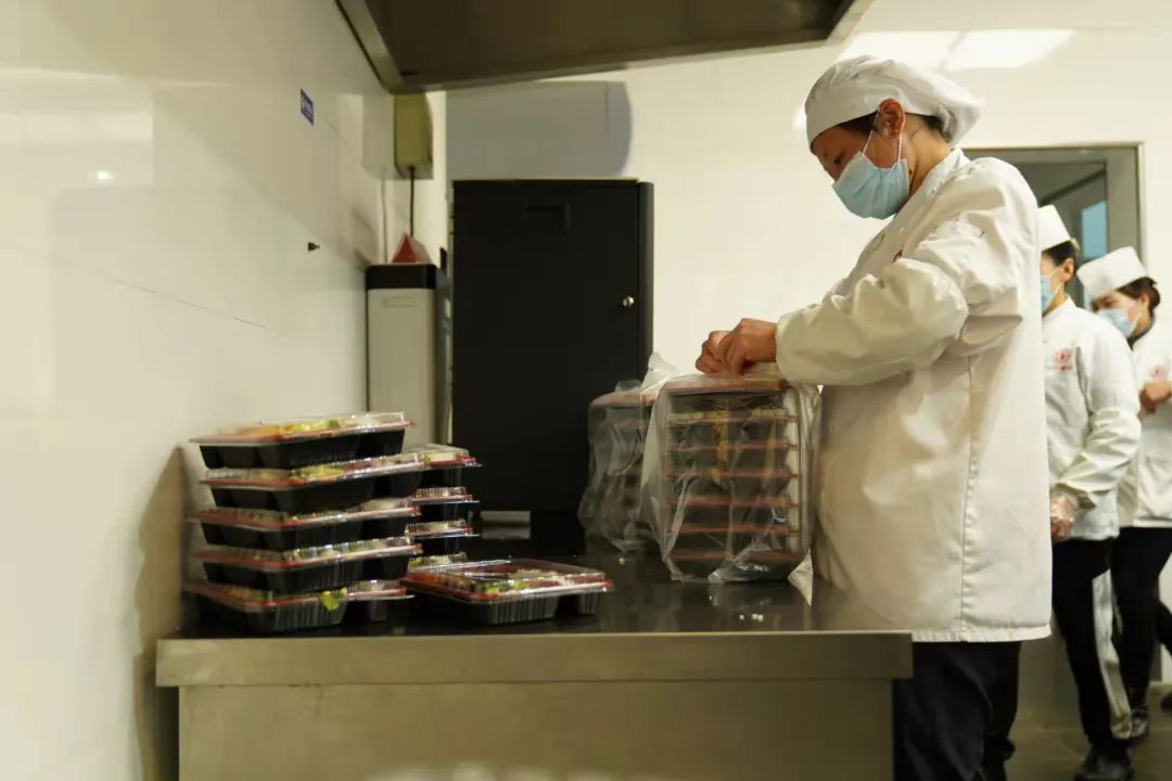 學生數(shù)萬人に食事を配達　白髪混じりの教授も配送員に　上海