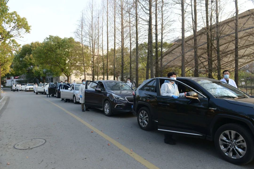 學(xué)生數(shù)萬人に食事を配達(dá)　白髪混じりの教授も配送員に　上海