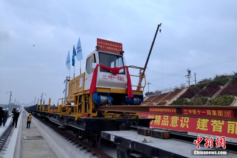 中國初の海上を走る高速鉄道がレール敷設(shè)開始　