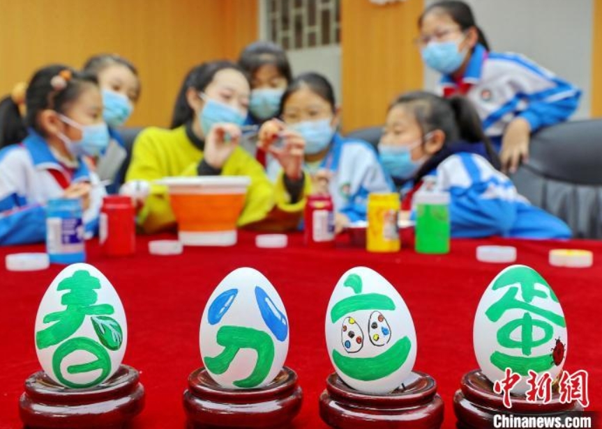 河北省秦皇島市海港區(qū)の西港路小學(xué)校で、児童に「ペイント卵」の作り方を教える教員（撮影?曹建雄）。