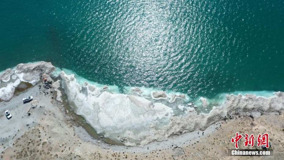 解凍期に入った青海湖（撮影?趙凜松）。