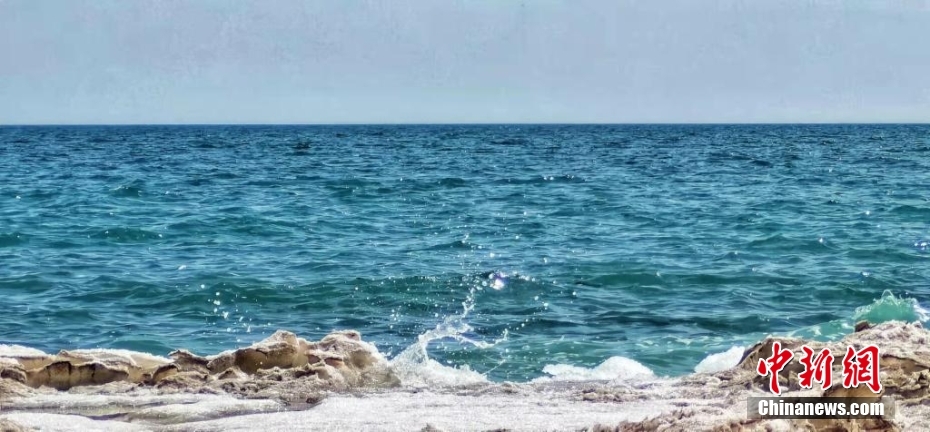 湖面を覆う氷が解け、「解凍期」に入った青海湖