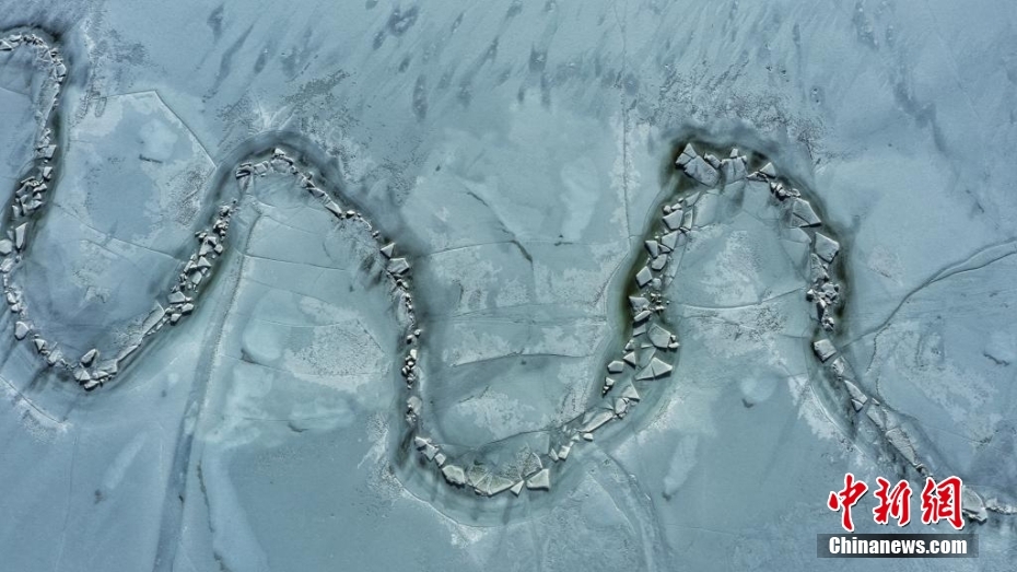 湖面を覆う氷が解け、「解凍期」に入った青海湖