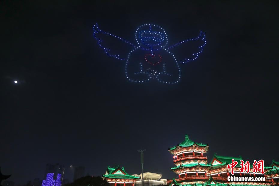 ドローンが描いた「致敬」と「大白」の文字（撮影?劉力鑫）。