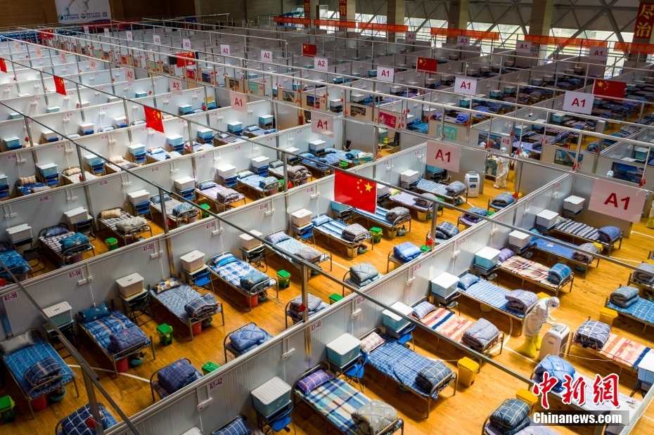 晝夜の別なく2日間にわたり建設(shè)が進(jìn)められ、3月20日夜に運(yùn)用がスタートした福建省泉州市方艙醫(yī)院（ドローンによる撮影?陳英傑）。