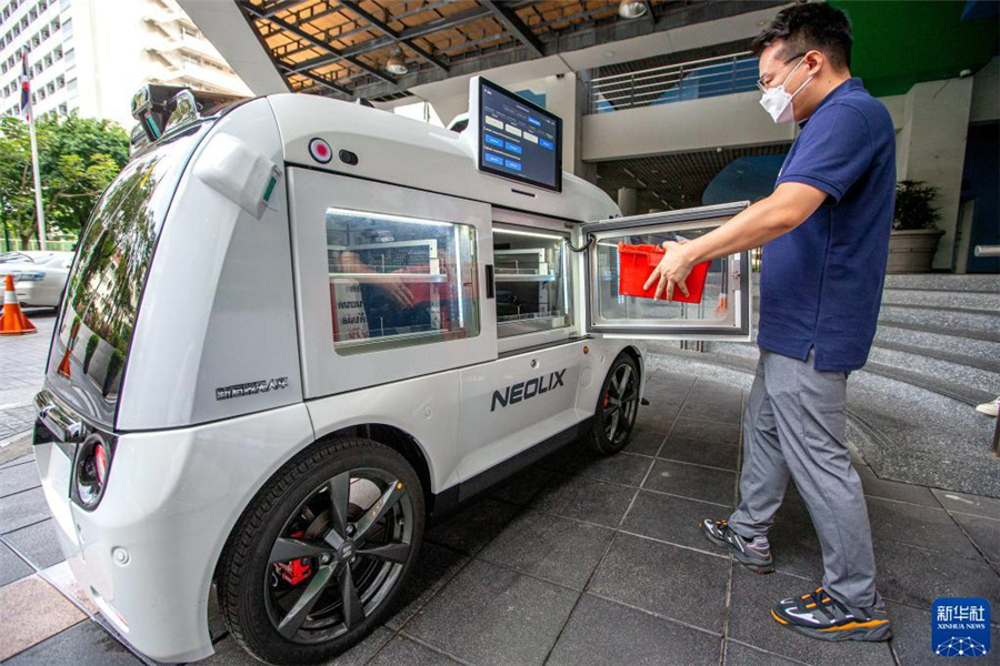 タイ?バンコクのシリラート病院で14日、5G自動醫(yī)薬車に薬箱を入れる職員。撮影?新華社記者の王騰