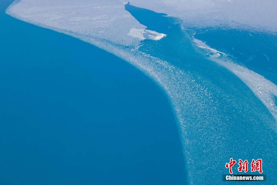 チベット「聖湖」に春到來　半分は凍り、半分は波打つ絶景