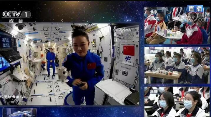 ビンドゥンドゥンが「宇宙を遊泳」！