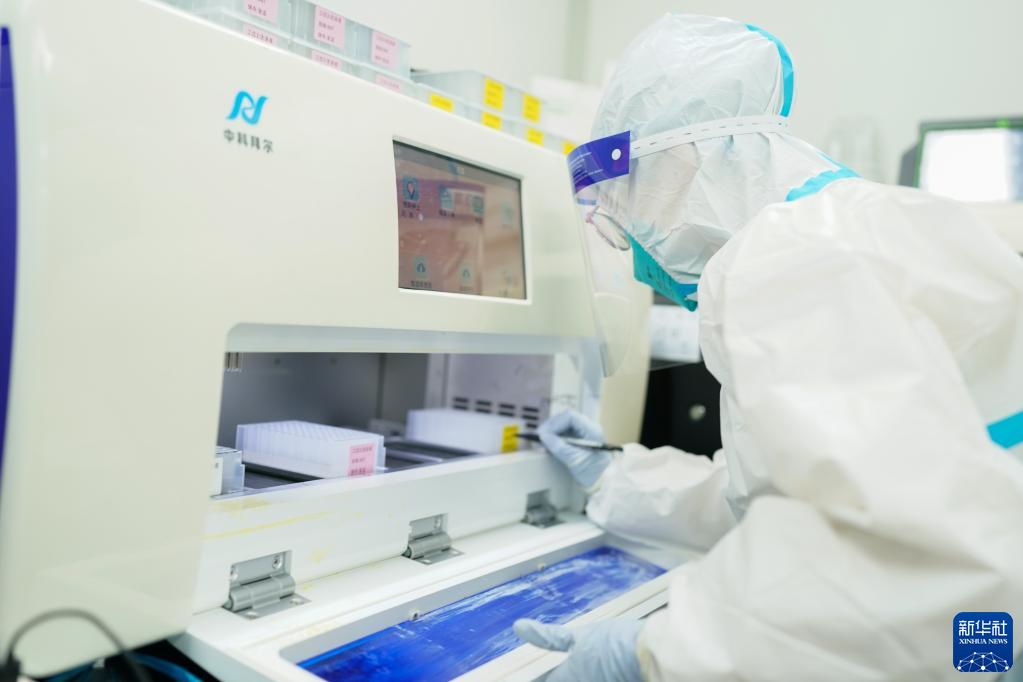 24時間休みなく稼働するPCR検査室の検査裝置　上海