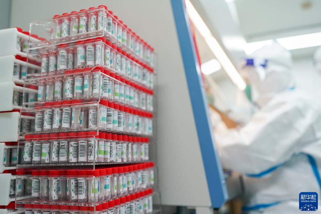 24時間休みなく稼働するPCR検査室の検査裝置　上海