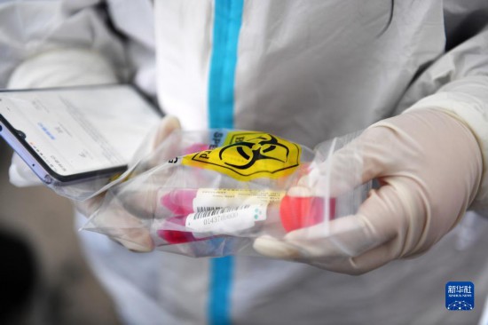 村々を訪問してPCR検査訪問サービスを行う醫(yī)療関係者たち　湖南省寧郷