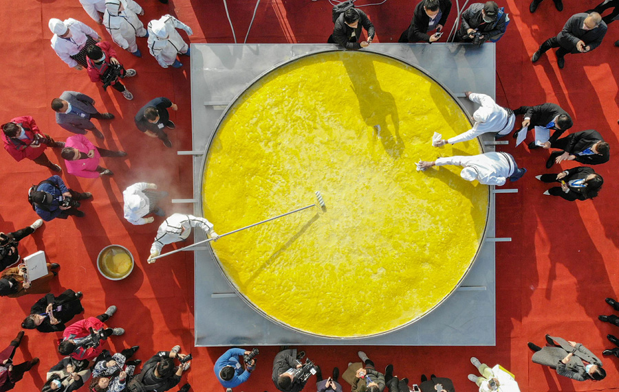 3月23日、湖北省荊州市江陵県で、出來上がったばかりの魚肉かまぼこに「卵黃」をかけるかまぼこ職人（寫真著作権はCFP視覚中國が所有のため転載禁止）。