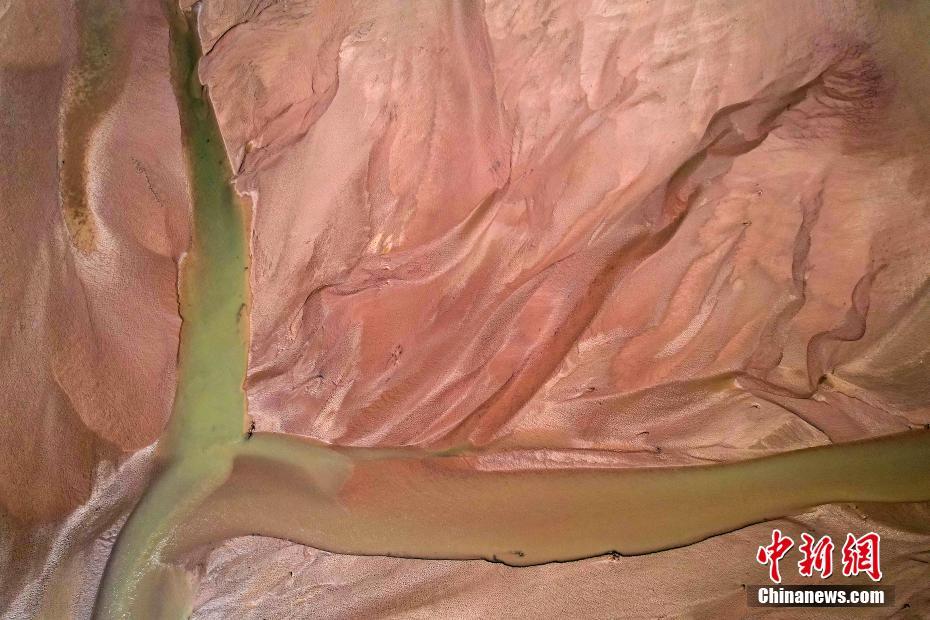 3月26日、山西省運(yùn)城市永済區(qū)間で、上空から撮影した黃河の河床（撮影?寶成）。