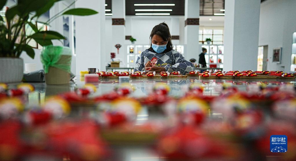 特色ある雲南の彩色上絵技術を用いた文化?クリエイティブグッズ