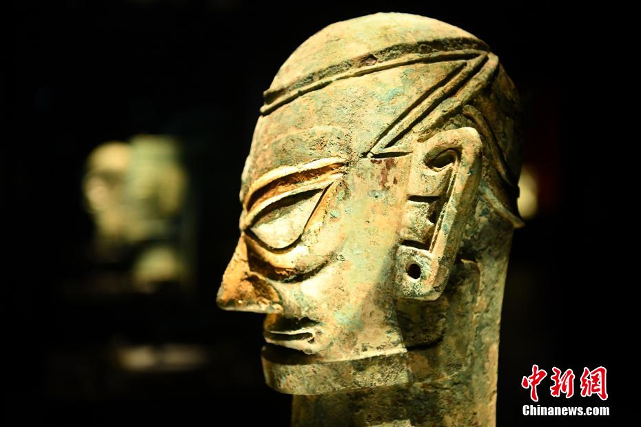 戴金面罩青銅人頭像（撮影?張浪）。