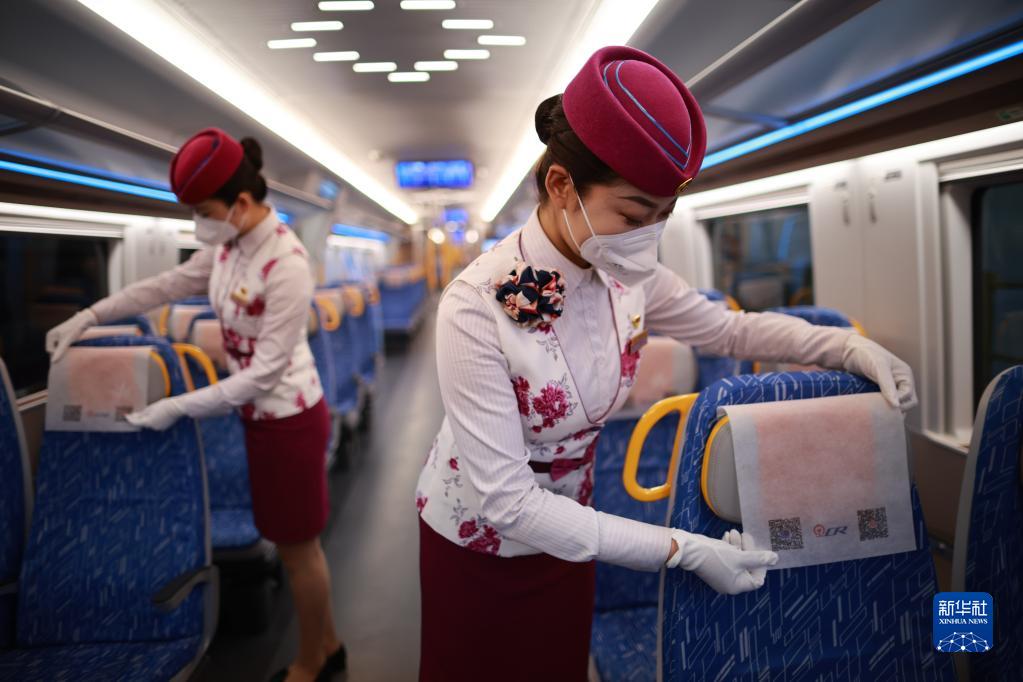 貴陽環(huán)狀線鉄道始発列車の貴陽旅客輸送區(qū)間の乗務員（29日撮影?劉続）。