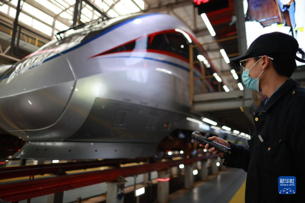 貴陽(yáng)環(huán)狀線鉄道始発列車(chē)の乗務(wù)員がお披露目