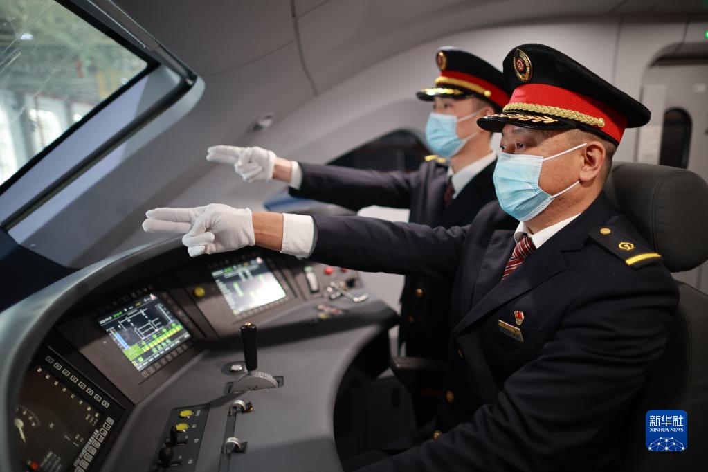 貴陽環(huán)狀線鉄道始発列車の乗務(wù)員がお披露目