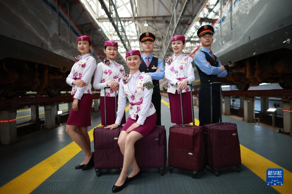 貴陽環(huán)狀線鉄道始発列車の乗務員がお披露目