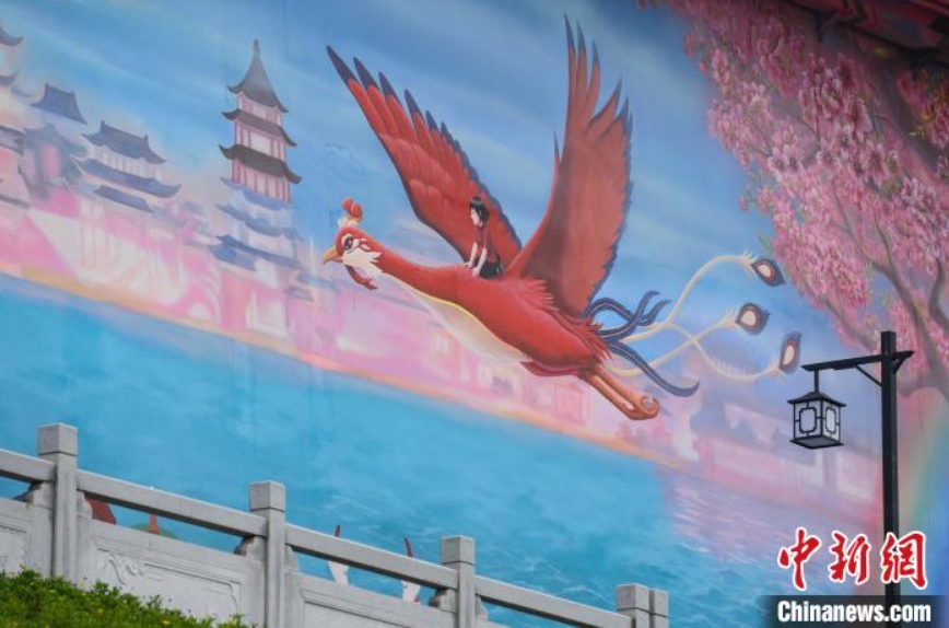 公園に「紅き大魚の伝説」巨大壁畫が登場　重慶
