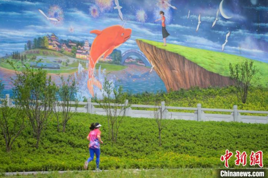 公園に「紅き大魚の伝説」巨大壁畫が登場　重慶