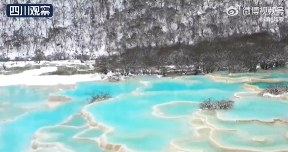 春の雪で美しさ増す黃竜景勝地　四川省