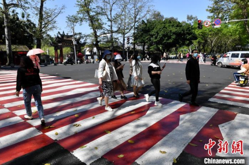 注目集める紅白の橫斷歩道　福建省福州