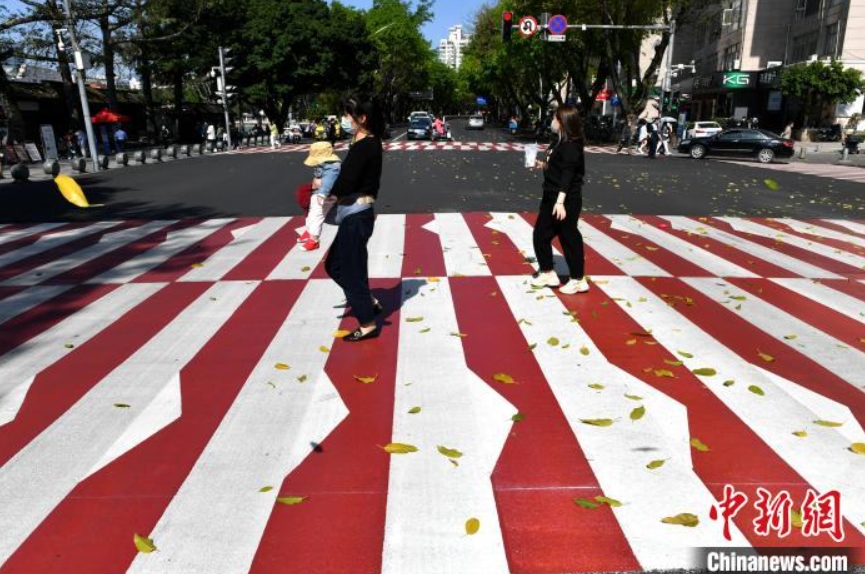 注目集める紅白の橫斷歩道　福建省福州