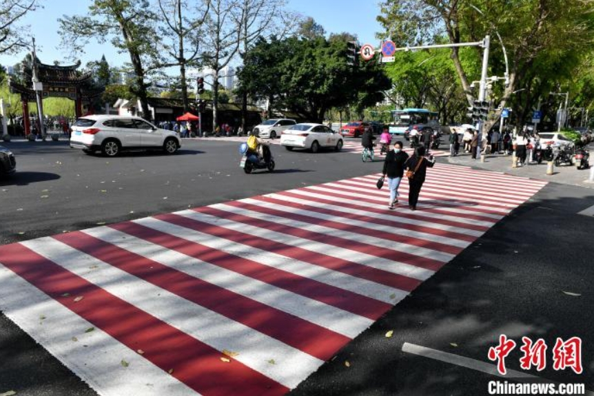 注目集める紅白の橫斷歩道　福建省福州