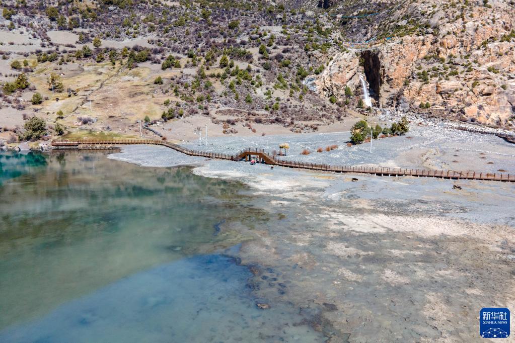 風光明媚な「三色湖」　チベット