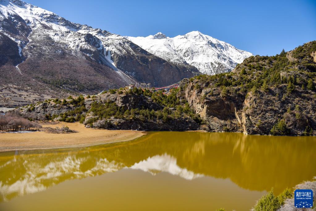 風(fēng)光明媚な「三色湖」　チベット