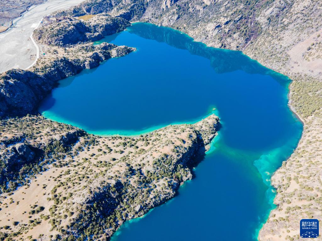 風(fēng)光明媚な「三色湖」　チベット