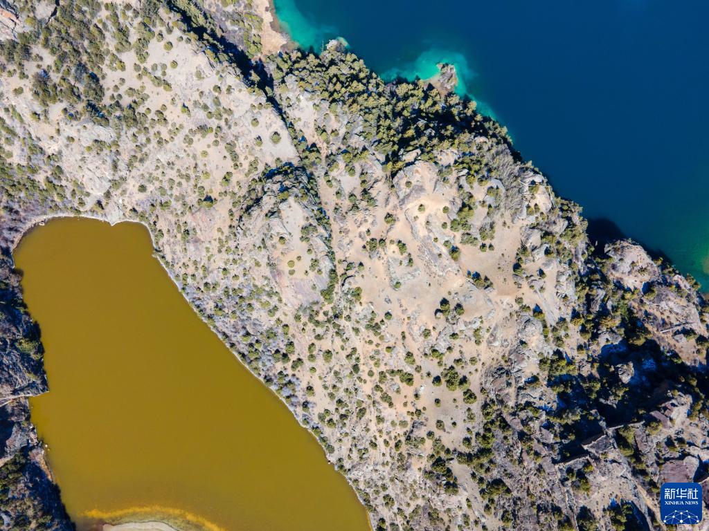 風光明媚な「三色湖」　チベット