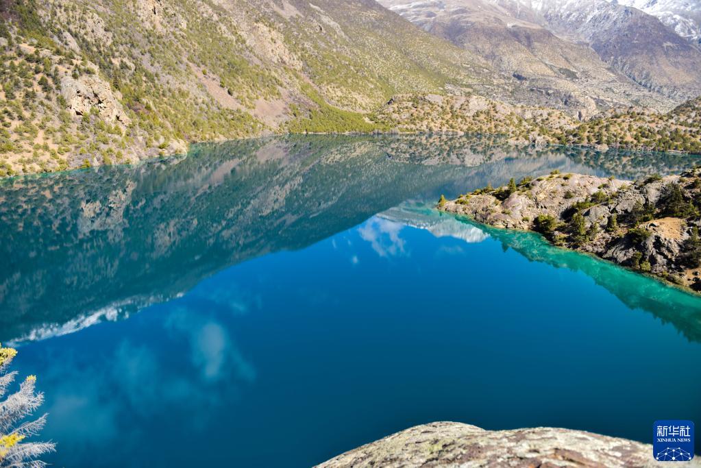 風光明媚な「三色湖」　チベット