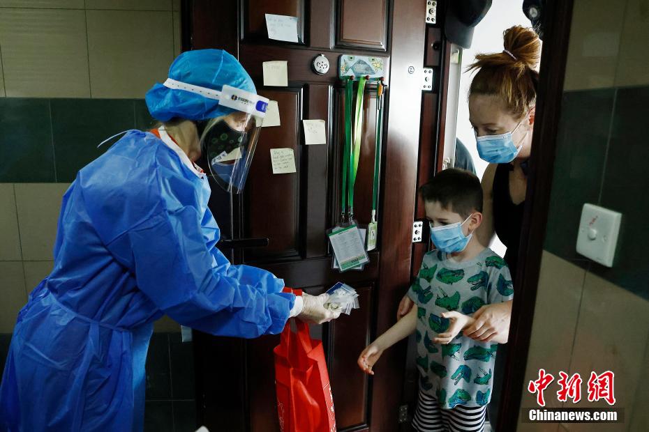 コミュニティのボランティア活動(dòng)に參加する米國(guó)人女性　上海