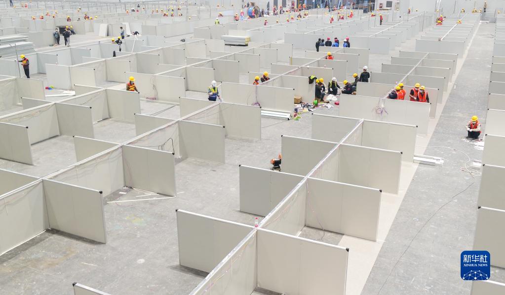 4月6日、上海國家エキシビションセンター內(nèi)で施工を進める作業(yè)員（撮影?丁?。?。