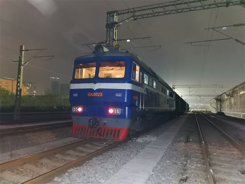 新型コロナと闘う上海を支援するため武漢が運行した防疫物資専用列車（撮影?丁旭）。 