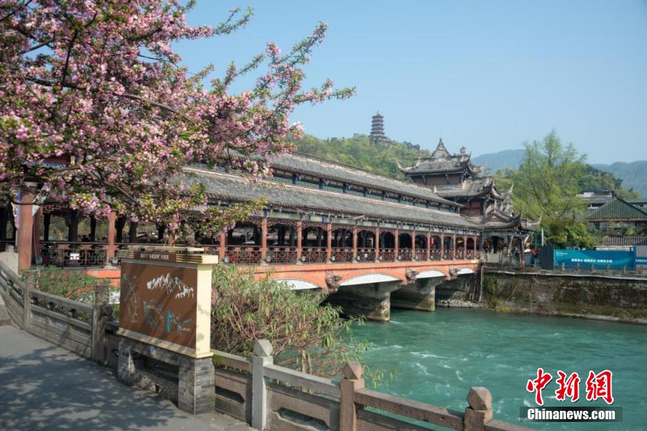 古代水利施設(shè)の都江堰に広がる春景色　四川省