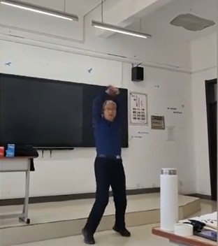 美しい字を書くにはまず踴ろう？ユニークな書道講師が話題に　山西省