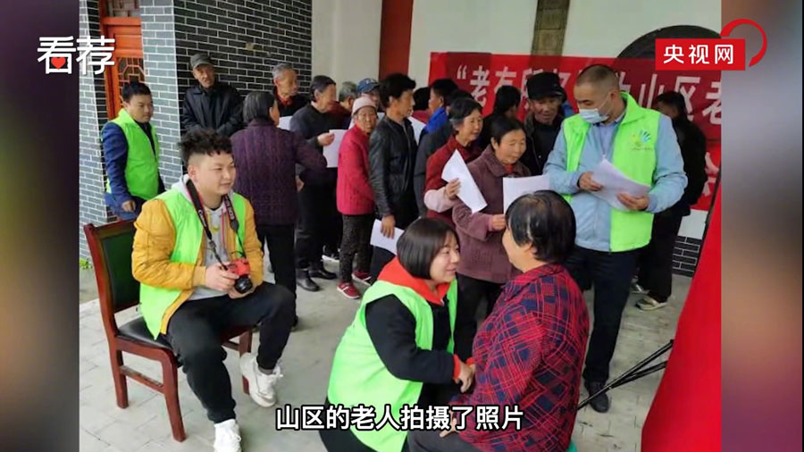 高齢者たちが嬉しそうに持ち帰るのは自分の遺影寫真　陝西省