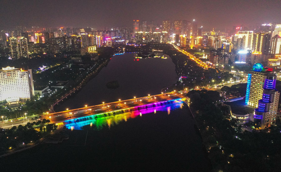 4月10日、広西壯（チワン）族自治區(qū)南寧市で、南湖大橋の両側(cè)に作られた人工の「虹の滝」（寫真著作権は東方ICが所有のため転載禁止）。