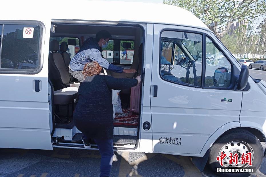 コロナ回復(fù)患者第一陣が臨時醫(yī)療施設(shè)から退院　上海