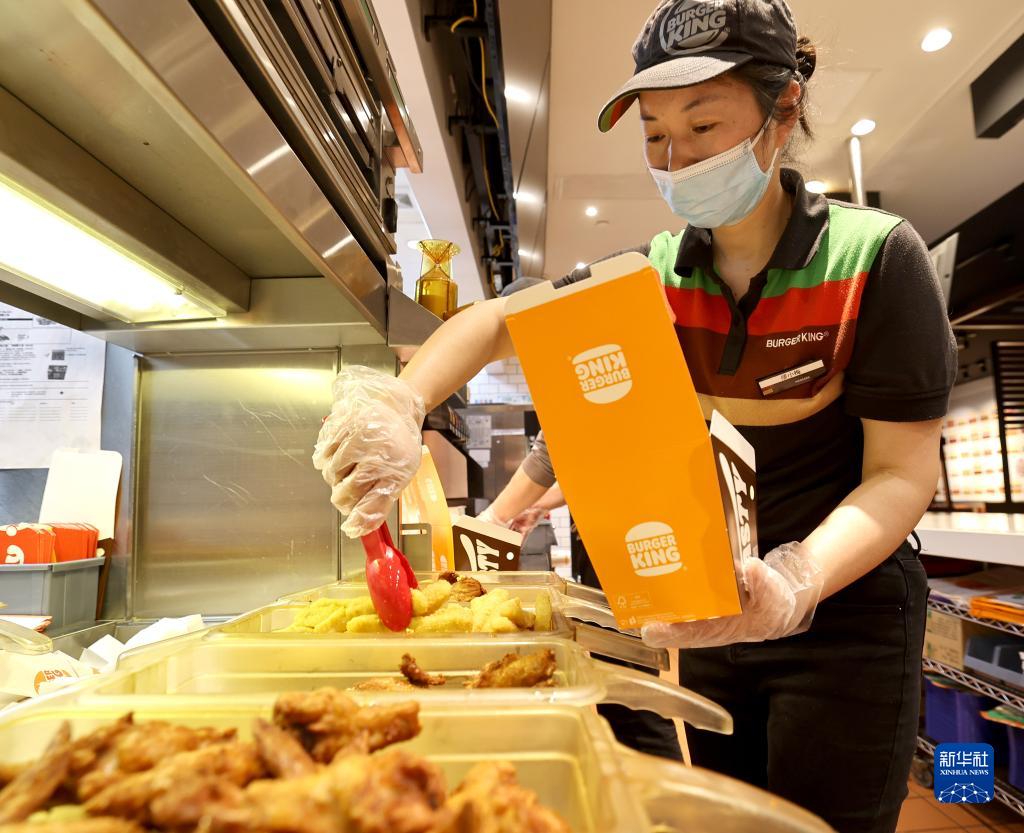 新型コロナ感染拡大続く上海市で一部店舗が営業(yè)を再開