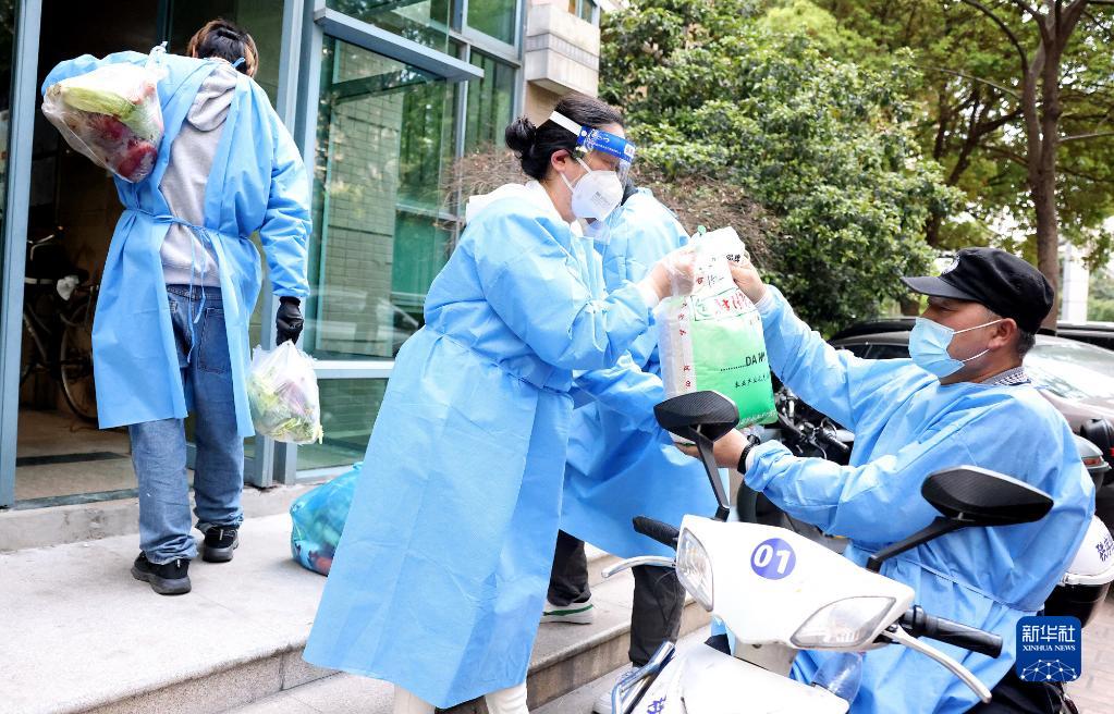 物資配送の「ラスト100メートル」擔(dān)う「居住ビルを駆け巡る」ボランティア　上海