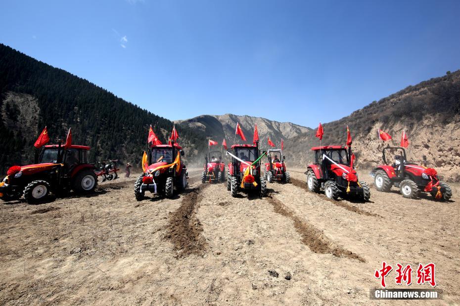 ヤクとトラクターで迎える春の耕作シーズン　青海三江源地區(qū)