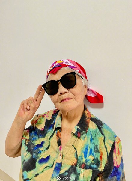 おばあちゃんを前衛(wèi)的にイメチェンしてみたら？